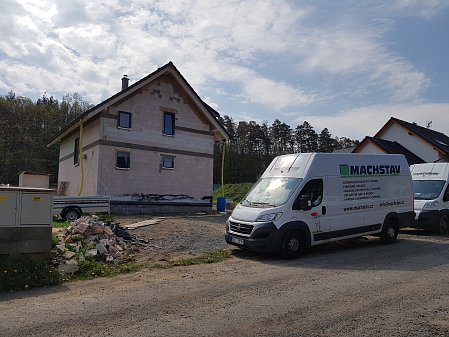 Použití celulózové foukané izolace pro zateplení střechy rodinného domu v Rabštejnské Lhotě